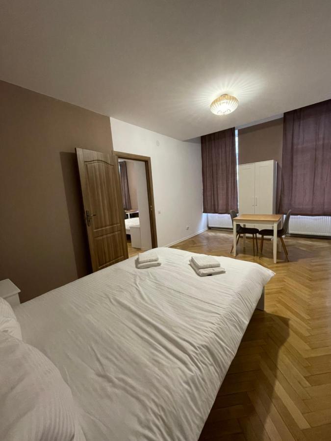 Schei Central Studios In The Heart Of Μπρασόβ Εξωτερικό φωτογραφία